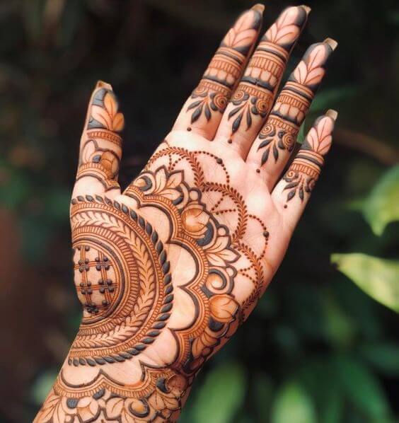 Colorful mehndi with some circles patterns