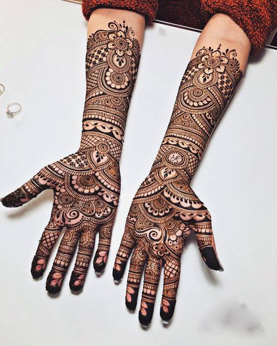 Stunning combination of emotions and all Indian mehndi motifs