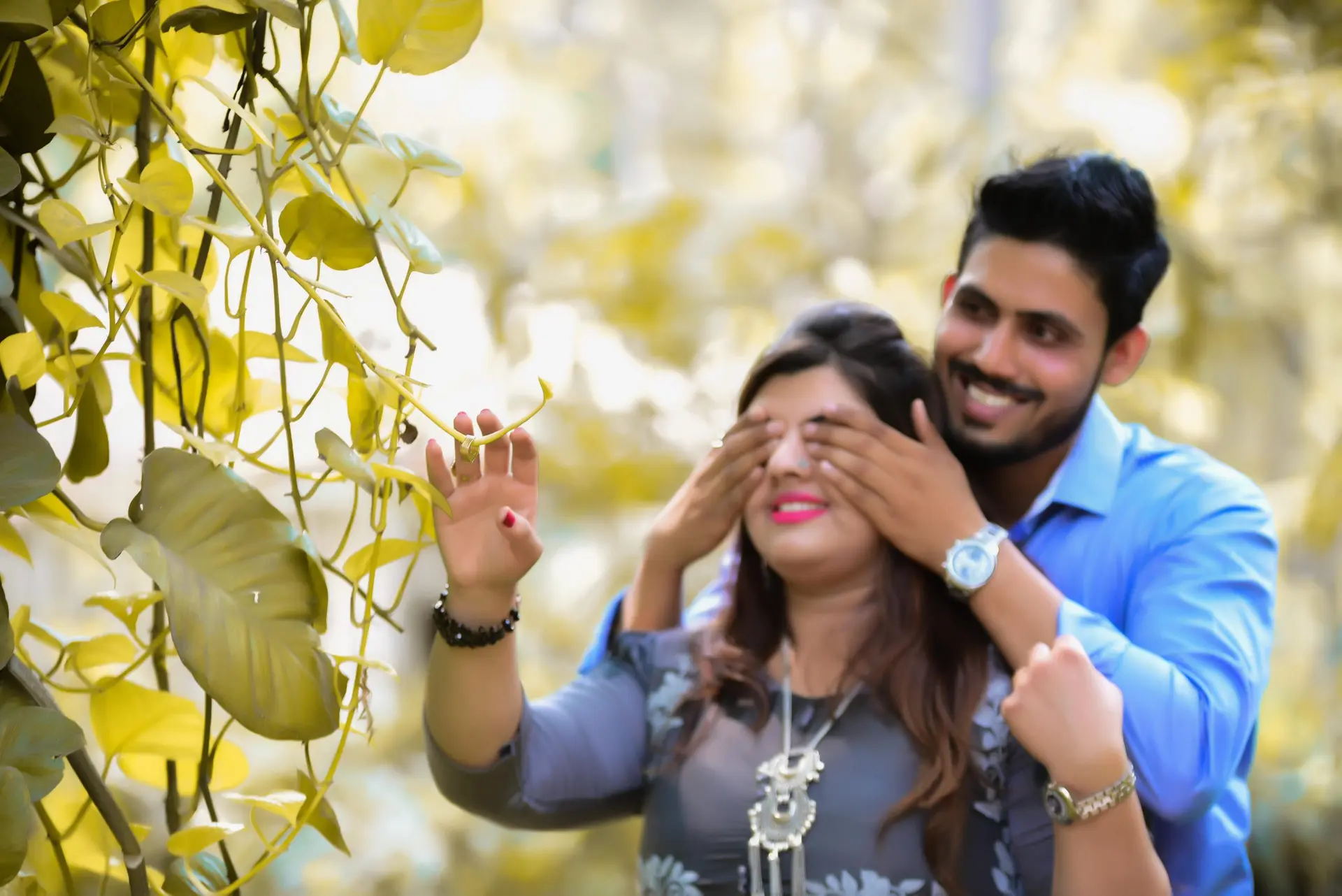 30 Romantic and Fun Pre-Wedding Photoshoot Poses - VideoTailor