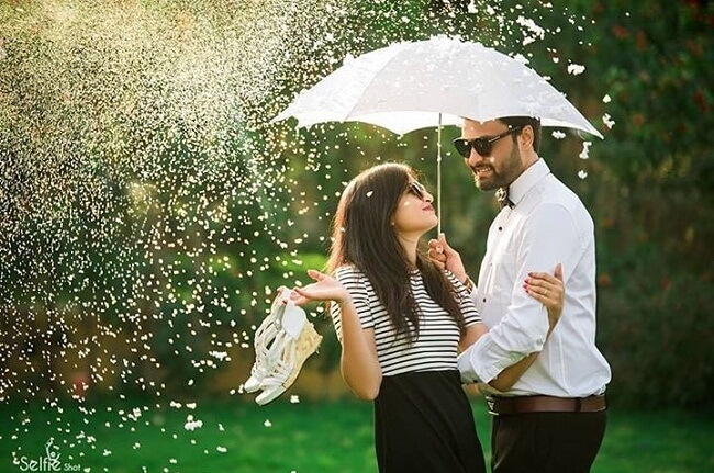 Umbrella in pre-wedding photography pose