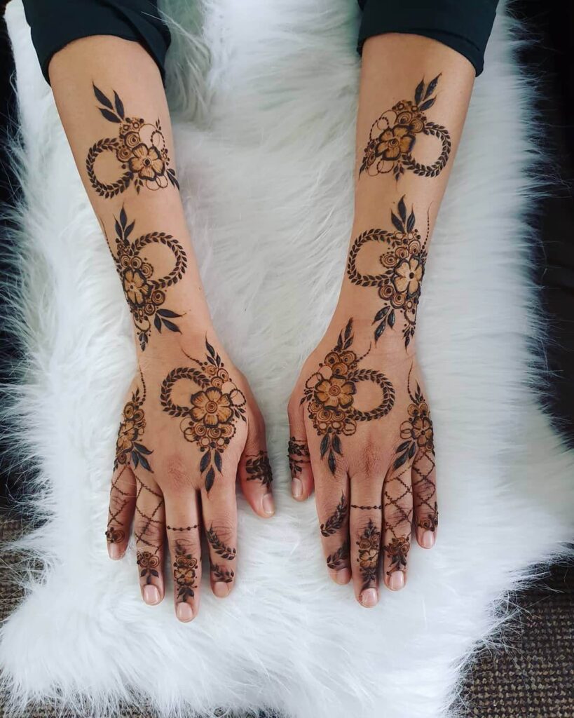 A simple but beautiful arabic mehndi