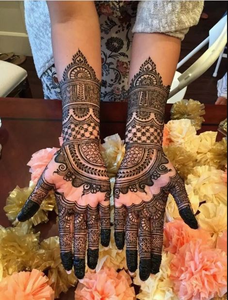 Arch-Shaped Arabic Henna Design