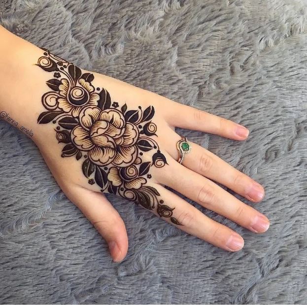 Attractive backhand mehndi design