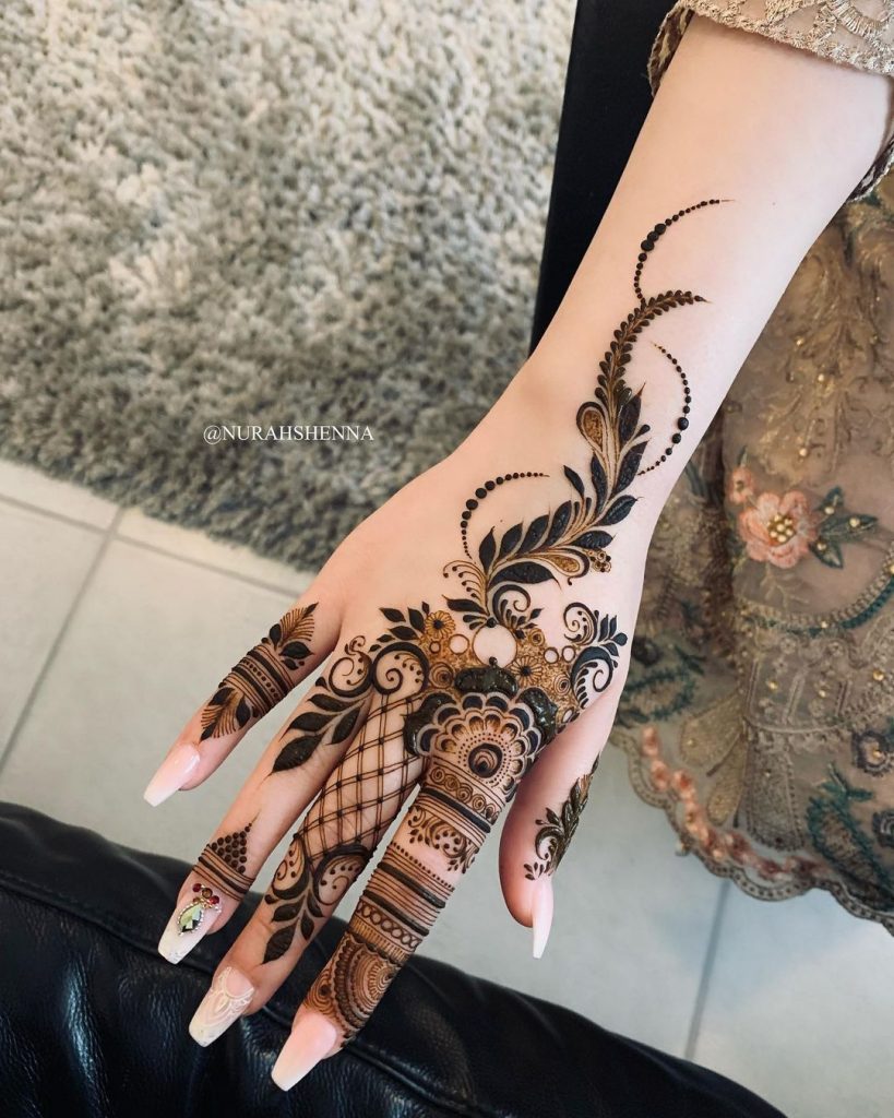 Beautiful Stem-Fused Henna Pattern