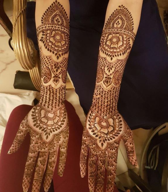 Chandelier Inspired Bridal Mehndi Pattern