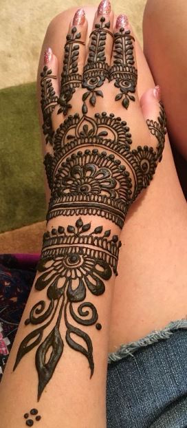 Detailed Arabic Mehndi For Back Hand