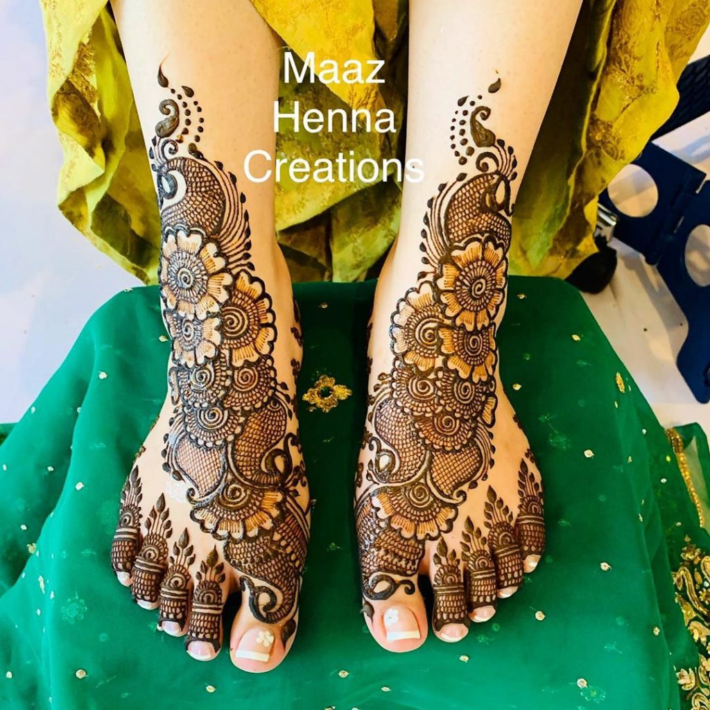 Flowers Motif Arabic Feet Design