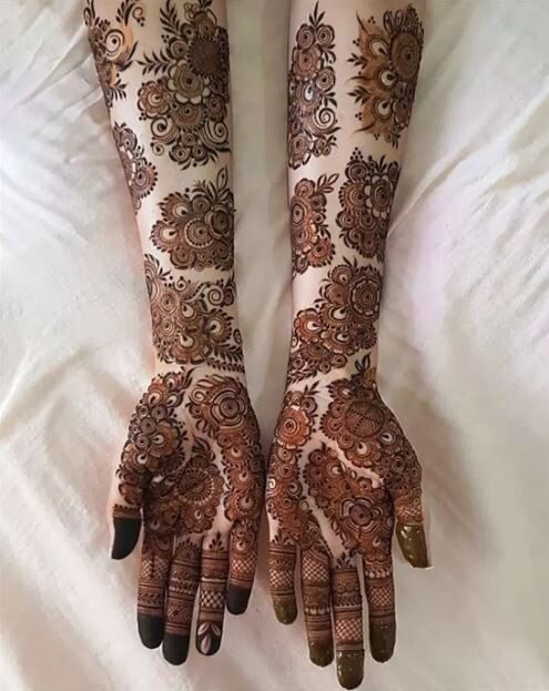 Instesvely clustered Arabic Mehndi Design