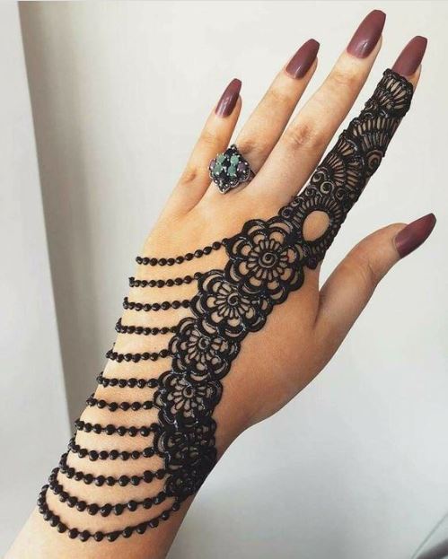 Jewelry-like arabic henna design