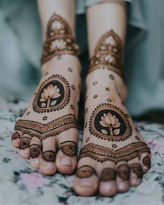 Lotus Based Arabic Mehndi Design For Leg