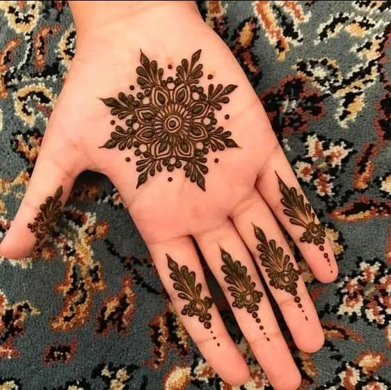 Simple floral arabic henna pattern