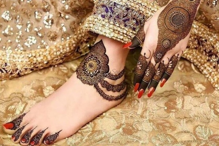 Crowned Leg Mehndi Design for Brides to be