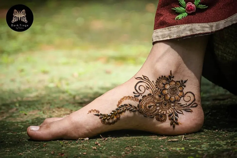 Floral Motif Arabic Leg Mehndi
