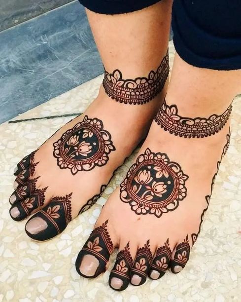 Lotus Flower Based Leg Henna Idea