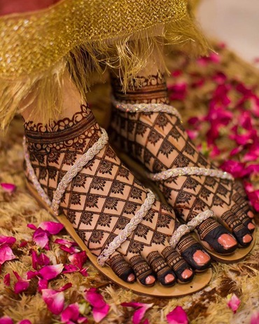 Mesmerizing Jaal Mehndi Design for Legs