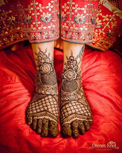 Minialimist Leg Henna Design