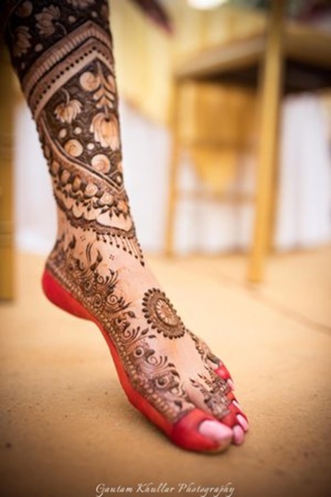 Shaded Leg Mehndi With Swirls & Mandala