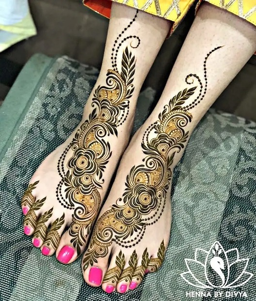 Swirls Henna Design For Legs