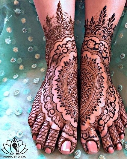 Symmetrical Leg Mehndi Pattern For Brides